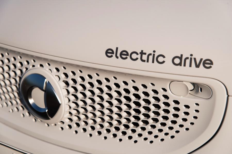 Логотип Smart ForTwo Prime Cabrio Electric Drive 2017 года  (WW) (фото 21 из 35)